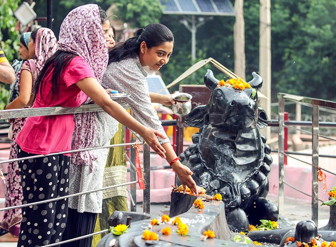 शिवालयों में जलाभिषेक करते श्रद्धालु