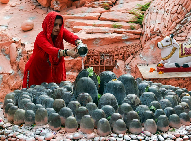 शिवालयों में जलाभिषेक करते श्रद्धालु