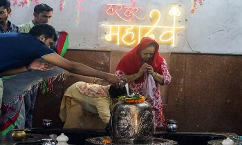 शिवालयों में जलाभिषेक करते श्रद्धालु शिवालयों में जलाभिषेक करते श्रद्धालु