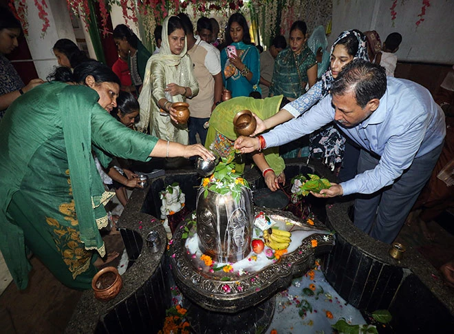 शिवालयों में जलाभिषेक करते श्रद्धालु