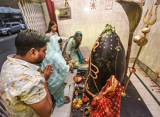शिवालयों में जलाभिषेक करते श्रद्धालु