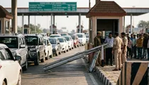 Atiq Ahmed के बेटे की गाड़ी के पीछे चले 28 वाहनों पर FIR, तोड़ा था Toll Plaza Atiq Ahmed के बेटे की गाड़ी के पीछे चले 28 वाहनों पर FIR, तोड़ा था Toll Plaza