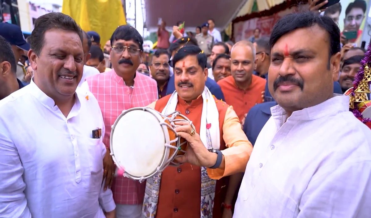 CM Mohan Yadav ने Jabalpur में कांवड़ियों पर बरसाए फूल, दिया भक्ति का संदेश
