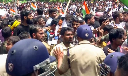 जंतर-मंतर पर Students के लिए आवाज, झारखंड में छात्रों पर हुए लाठीचार्ज पर चुप्पी, वाह क्या दोगलापन है!