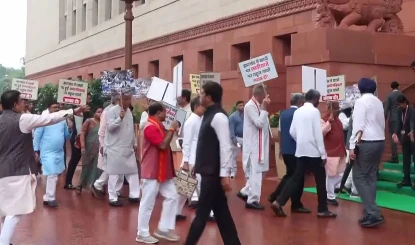 राहुल गांधी भागें नहीं, Jharkhand बर्बरता पर दें जवाब: BJP का संसद में प्रदर्शन