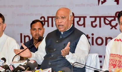 Kharge का सीधा वार: सरकार मुद्दों से भाग रही, Parliament में विपक्ष अपना रुख नहीं बदलेगा