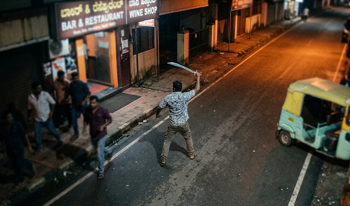 Mangaluru में बार के पास तलवार लहराने के आरोप में 2 लोग गिरफ्तार, CCTV में कैद हुई वारदात Mangaluru में बार के पास तलवार लहराने के आरोप में 2 लोग गिरफ्तार, CCTV में कैद हुई वारदात