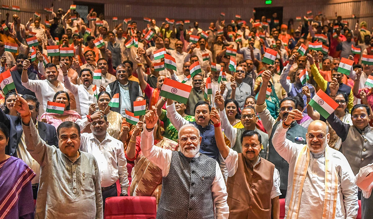 NDA के Mangal Milan में छाया तिरंगा, संसद परिसर में छिड़ा संग्राम, NDA Vs INDI के बीच जबरदस्त तकरार