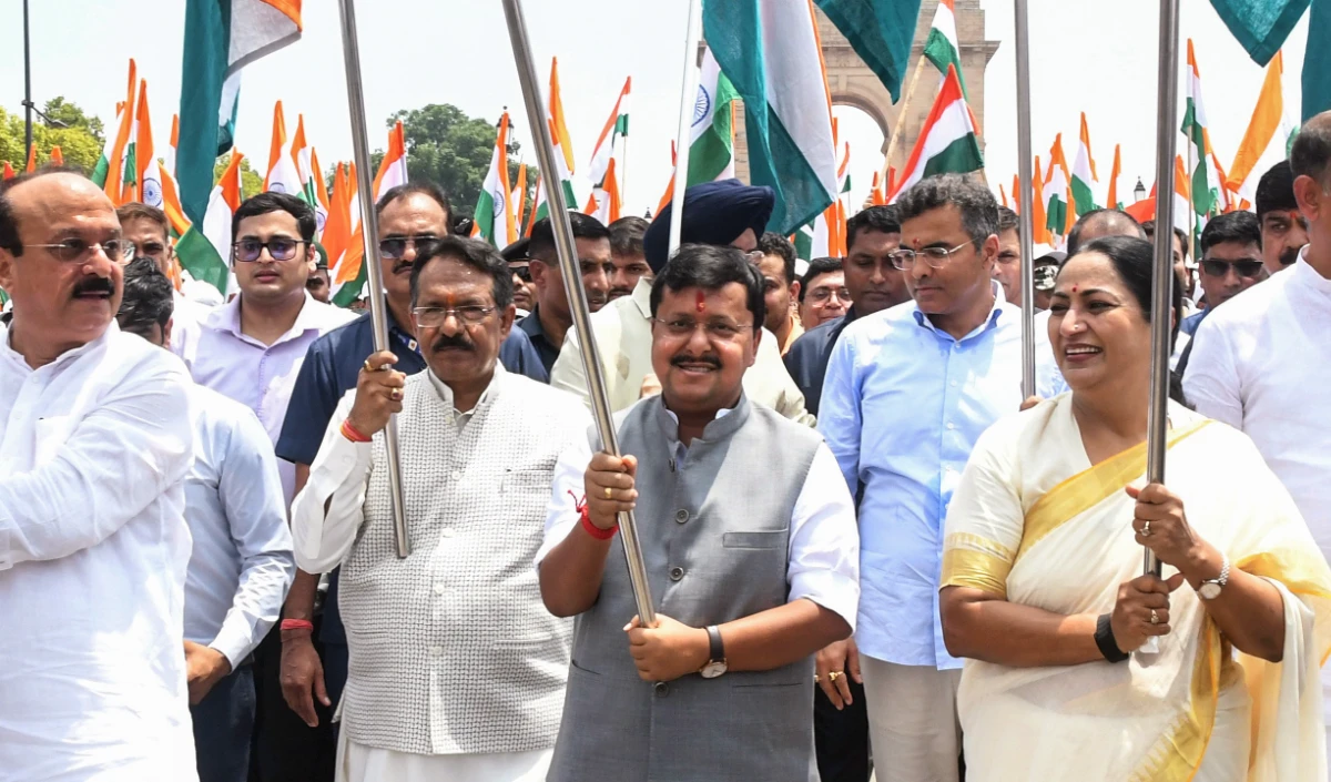 Parliament में विपक्ष का हंगामा