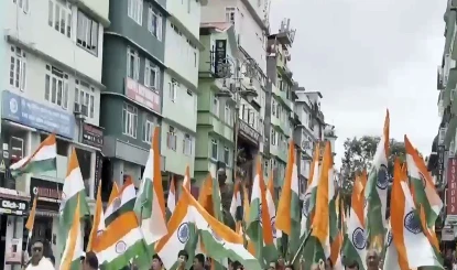 UP News: हमीरपुर में जर्जर सड़क के खिलाफ 