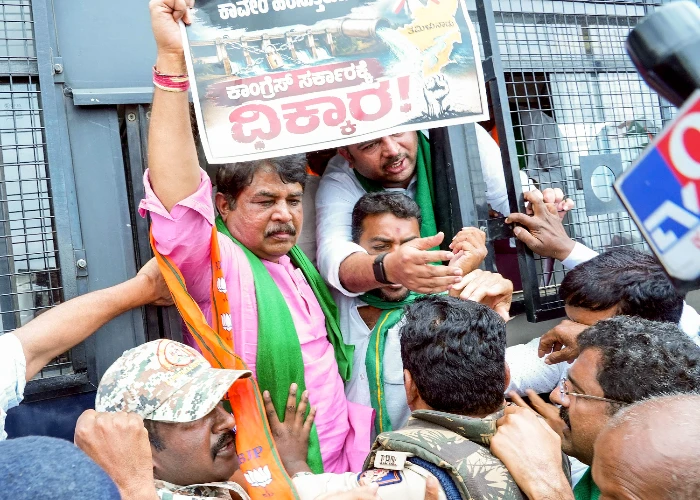 Cauvery Water Dispute: कोप्पल में अनोखा Protest, कर्नाटक बंद के बीच प्रदर्शनकारियों ने ड्राइवरों को दिए Roses