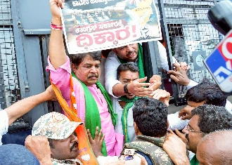 Cauvery Water Dispute: कोप्पल में अनोखा Protest, कर्नाटक बंद के बीच प्रदर्शनकारियों ने ड्राइवरों को दिए Roses