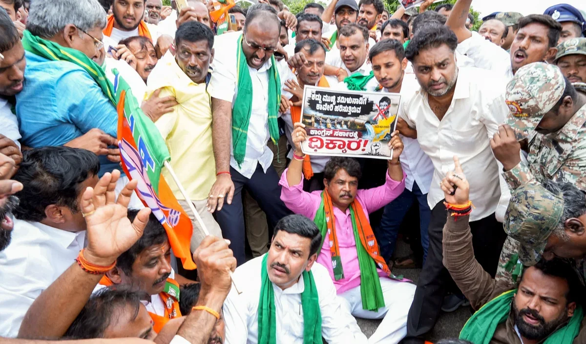 कावेरी विवाद पर Karnataka बंद, कोप्पल में तमिल ड्राइवरों को गुलाब देकर किया अनोखा विरोध