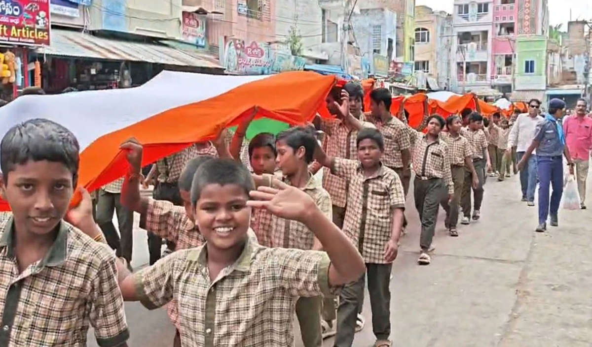 Markapuram में 330 फीट लंबे तिरंगे के साथ निकली Har Ghar Tiranga रैली, ASP Navjyoti Mishra ने युवाओं को किया प्रेरित
