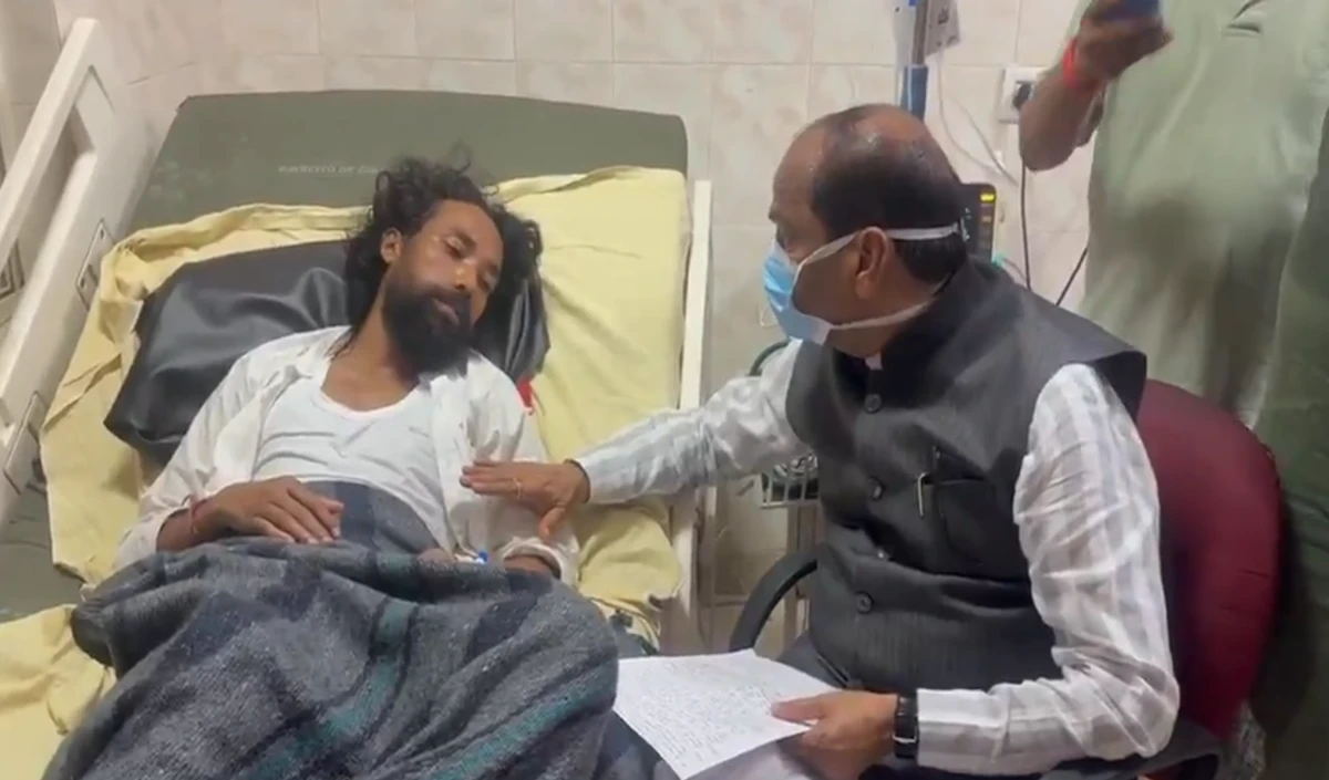 झारखंड में छात्रों का विरोध-प्रदर्शन 20वें दिन भी जारी, देवेंद्र महतो से मिले पूर्व CM रघुबर दास, हेमंत सरकार को दी चेतावनी