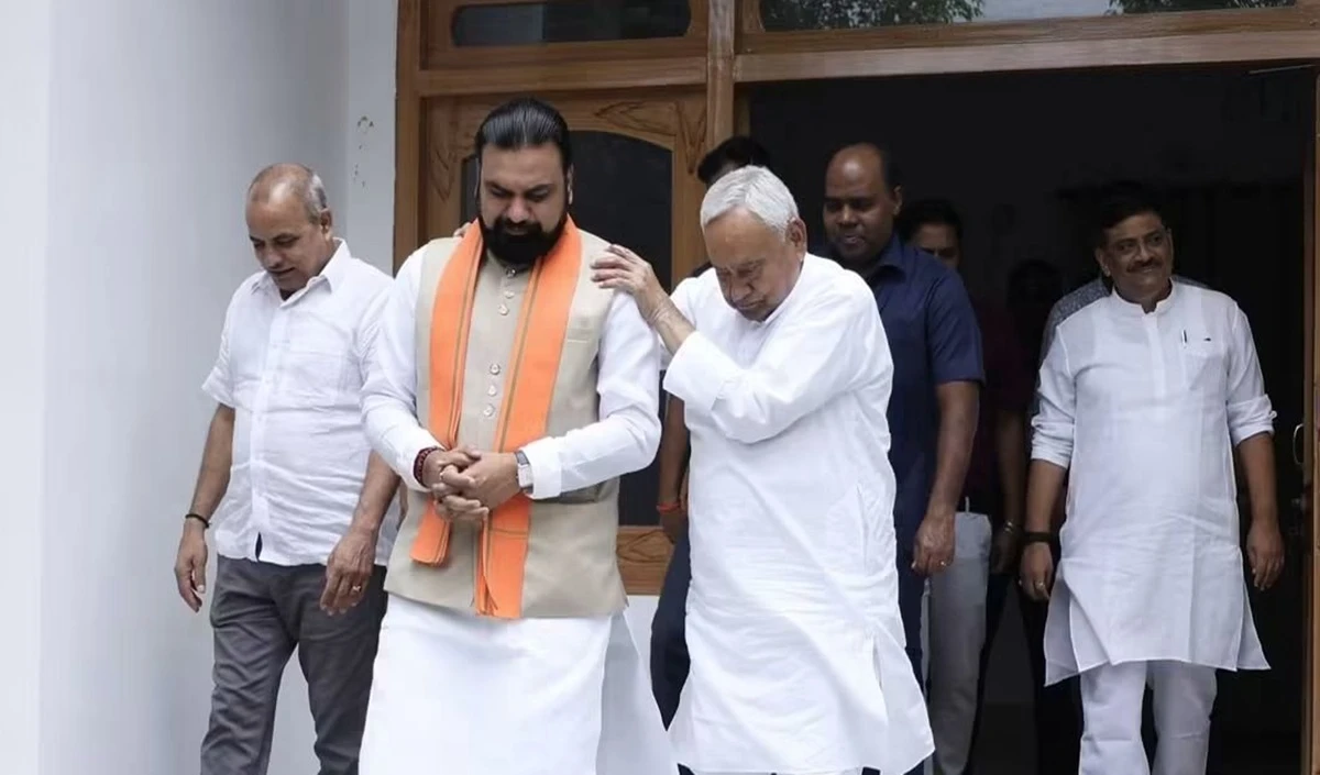 नीतीश कुमार से मिले बिहार के मुख्यमंत्री सम्राट चौधरी, विकास कार्यों के बारे में दी जानकारी
