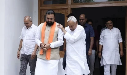 नीतीश कुमार से मिले बिहार के मुख्यमंत्री सम्राट चौधरी, विकास कार्यों के बारे में दी जानकारी