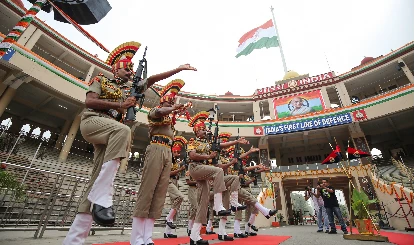 80वें Independence Day पर Attari-Wagah में भव्य Beating Retreat, देशभक्ति का प्रदर्शन, दिखा BSF का शौर्य