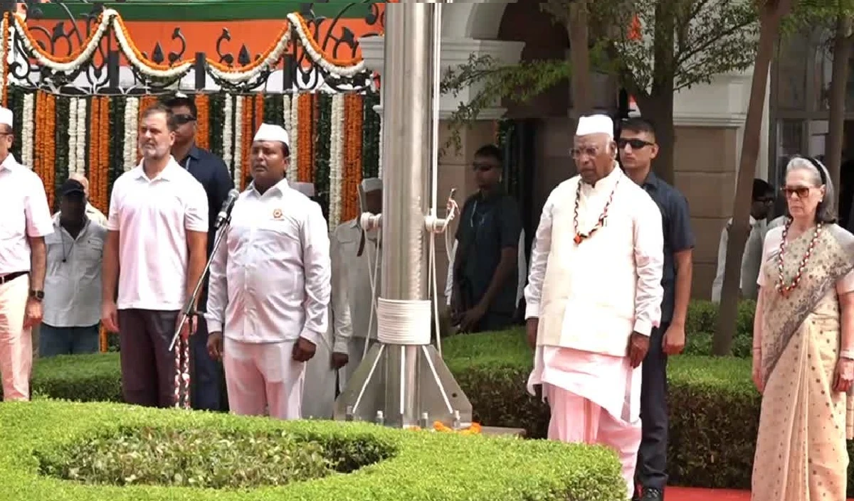 Congress HQ में गूंजा पूरा Vande Mataram, Mallikarjun Kharge और Rahul Gandhi की मौजूदगी में नया सियासी संदेश