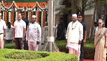 Congress HQ में गूंजा पूरा Vande Mataram, Mallikarjun Kharge और Rahul Gandhi की मौजूदगी में नया सियासी संदेश Congress HQ में गूंजा पूरा Vande Mataram, Mallikarjun Kharge और Rahul Gandhi की मौजूदगी में नया सियासी संदेश