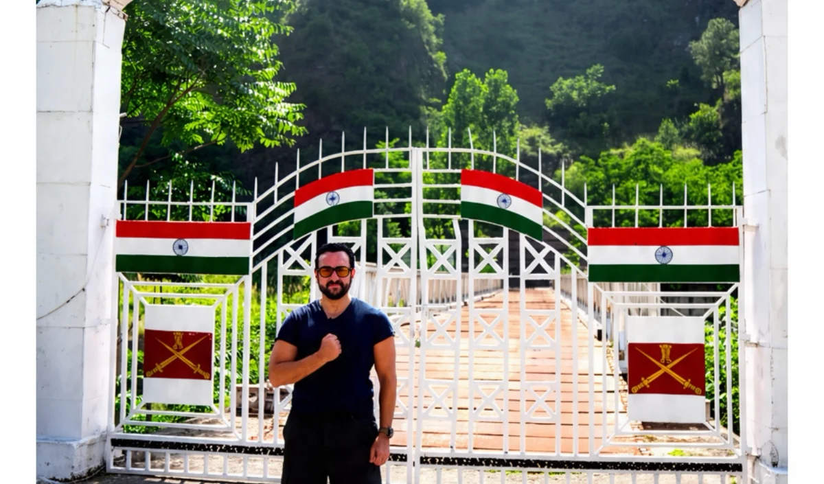 स्वतंत्रता दिवस पर Saif Ali Khan पहुंचे कमान अमन सेतु, जवानों के साथ खेला क्रिकेट
