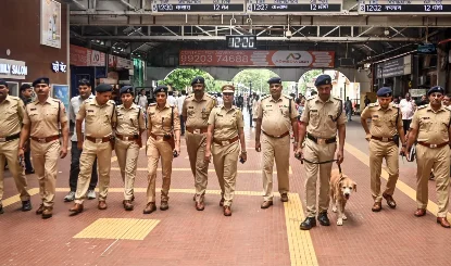 Mumbai के Navy Nagar में नौसेना कर्मी, उनकी पत्नी और दो बच्चों के शव मिलने से हड़कंप