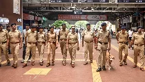 Mumbai के Navy Nagar में नौसेना कर्मी, उनकी पत्नी और दो बच्चों के शव मिलने से हड़कंप