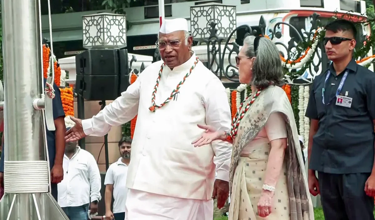 इटली से आई हैं... BJP नेता सुमित्रो चटर्जी का Sonia Gandhi और Congress पर हमला