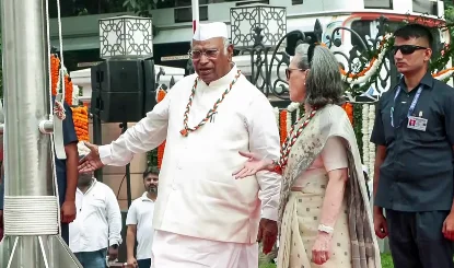 इटली से आई हैं... BJP नेता सुमित्रो चटर्जी का Sonia Gandhi और Congress पर हमला