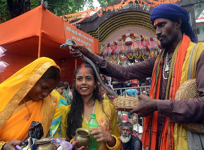 नाग पंचमी के अवसर पर भक्तों ने पूजा-अर्चना की नाग पंचमी के अवसर पर भक्तों ने पूजा-अर्चना की
