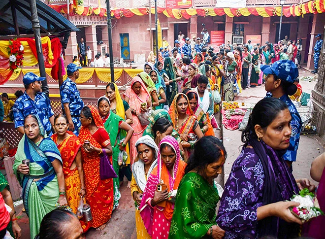नाग पंचमी के अवसर पर भक्तों ने पूजा-अर्चना की नाग पंचमी के अवसर पर भक्तों ने पूजा-अर्चना की