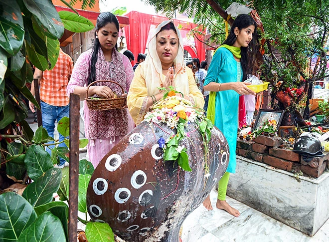 नाग पंचमी के अवसर पर भक्तों ने पूजा-अर्चना की नाग पंचमी के अवसर पर भक्तों ने पूजा-अर्चना की