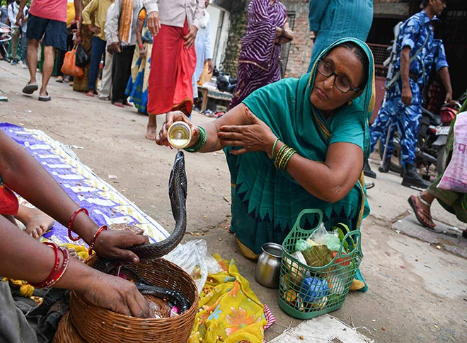 नाग पंचमी के अवसर पर भक्तों ने पूजा-अर्चना की नाग पंचमी के अवसर पर भक्तों ने पूजा-अर्चना की