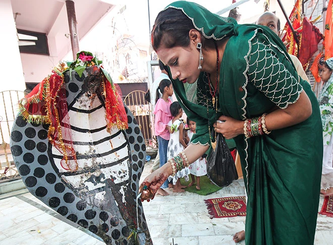 नाग पंचमी के अवसर पर भक्तों ने पूजा-अर्चना की नाग पंचमी के अवसर पर भक्तों ने पूजा-अर्चना की