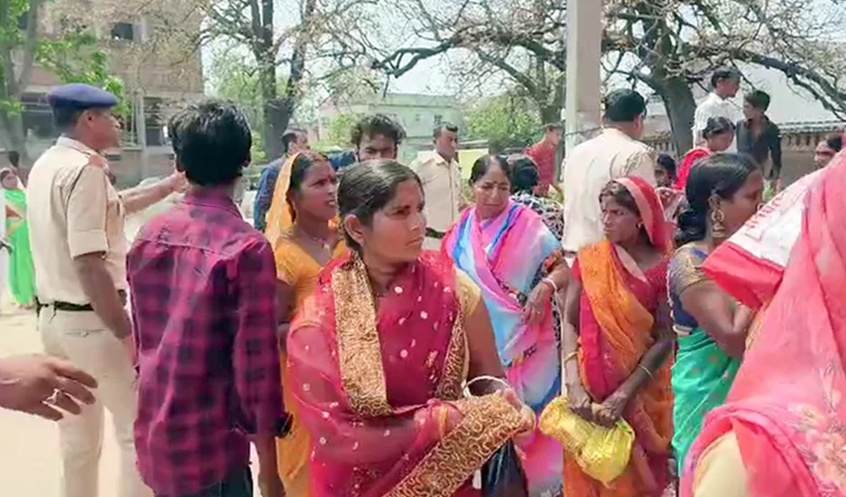 Lakhisarai Stampede Tragedy | टूटी बैरिकेडिंग, बढ़ती भीड़ और अफ़वाहें... कैसे हुई लखीसराय के अशोकधाम मंदिर में यह दुखद घटना?