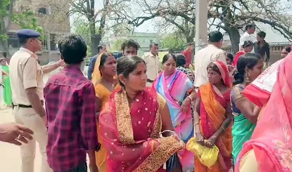 Lakhisarai Stampede Tragedy | टूटी बैरिकेडिंग, बढ़ती भीड़ और अफ़वाहें... कैसे हुई लखीसराय के अशोकधाम मंदिर में यह दुखद घटना?