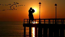 Long Distance Relationship में बढ़ रही हैं दूरियां? नजदीकियां बढ़ाने में मदद कर सकता है Phone Sex