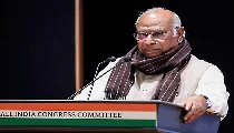 Vande Mataram विवाद पर Kharge का पलटवार: जो गांधी-नेहरू ने गाया, वही हमने गाया, केस करना है तो उन पर करो