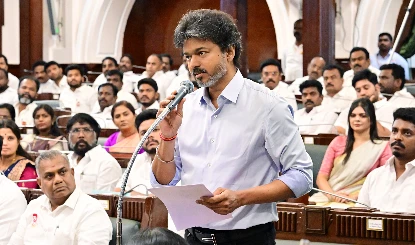 Tamil Nadu | विधानसभा में मंत्री से हुई चूक तो सामने आए मुख्यमंत्री विजय, करुणानिधि के अपमान पर खुद मांगी माफ़ी