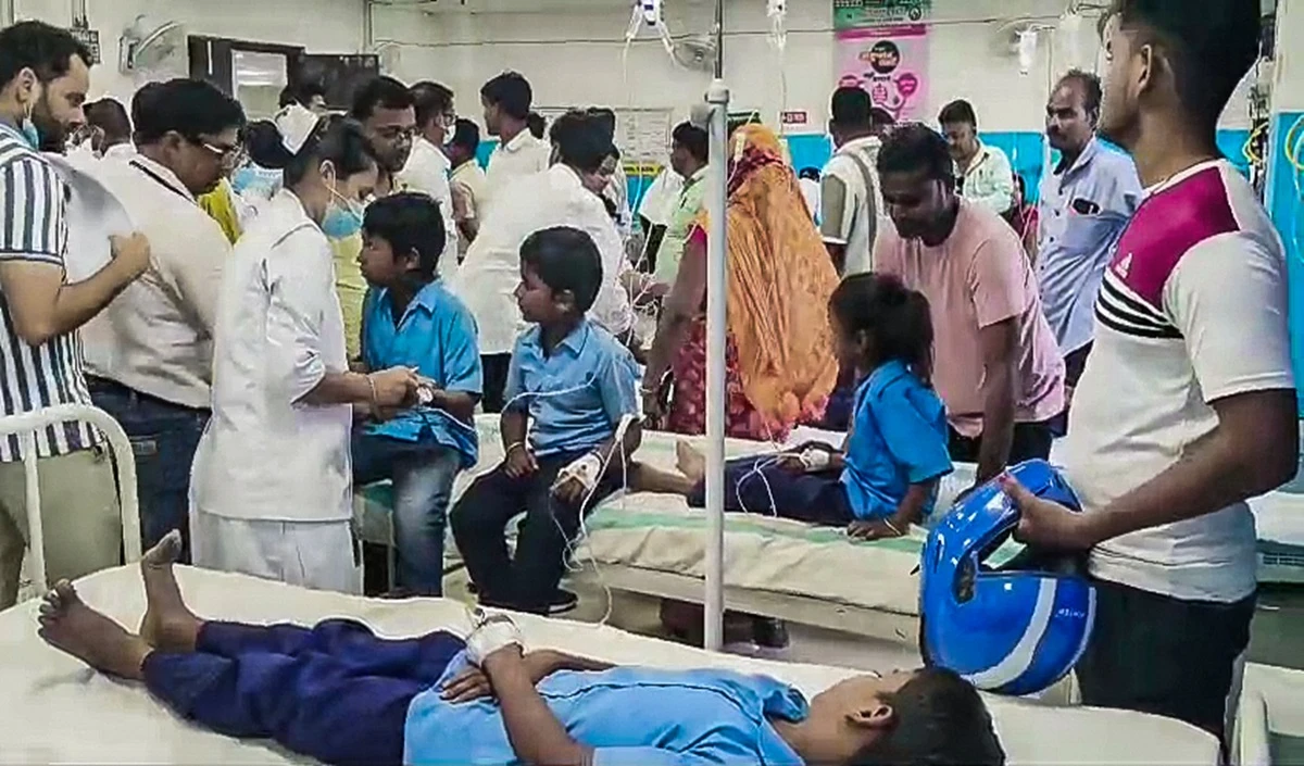 बिहार में मिड-डे मील का दर्दनाक हादसा: नमक की जगह परोसा डिटर्जेंट पाउडर, 40 स्कूली बच्चे बीमार, अस्पताल पहुंचे मंत्री
