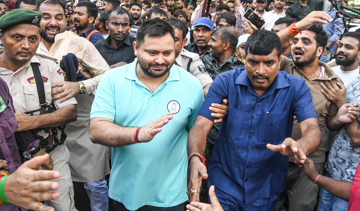 पटना में Raj Bhavan मार्च के दौरान Tejashwi Yadav हिरासत में, छात्र मुद्दों पर RJD का हल्ला बोल