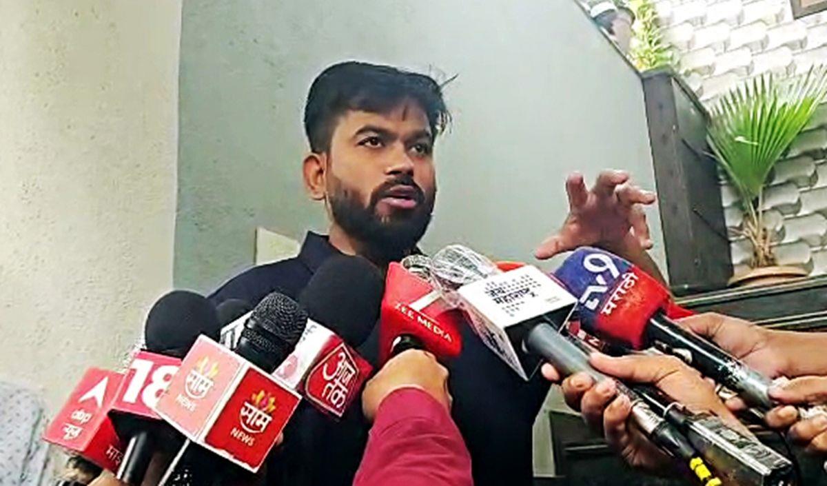CJP संस्थापक अभिजीत दिपके की विदेश में पढ़ाई के खर्च पर विवाद, पिता की आय की जांच के लिए RTI कार्यकर्ता ने खोला मोर्चा