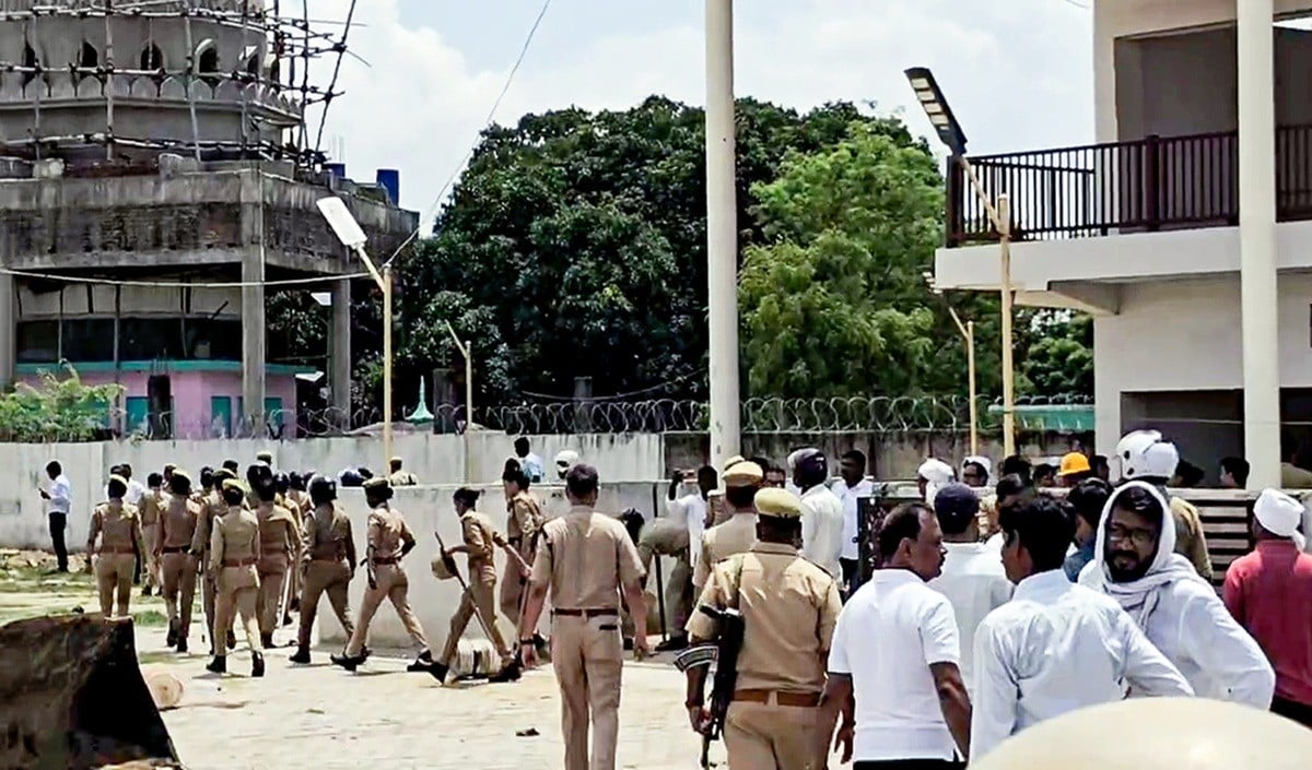 अलीगढ़: सार्वजनिक स्थानों पर शराब पीने वालों पर पुलिस का कड़ा प्रहार, सादे कपड़ों में छापा मारकर 224 गिरफ्तार