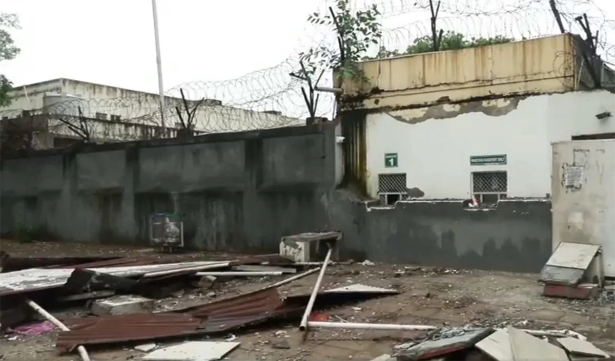 पाकिस्तान पर India का Bulldozer Action, Delhi में Pakistan High Commission के बाहर बने अवैध ढांचे ध्वस्त