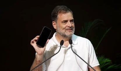 अचानक जेब से मोबाइल निकाला और फिर... भाषण के बीच राहुल ने क्या किया? पूरा हॉल देखता रह गया!