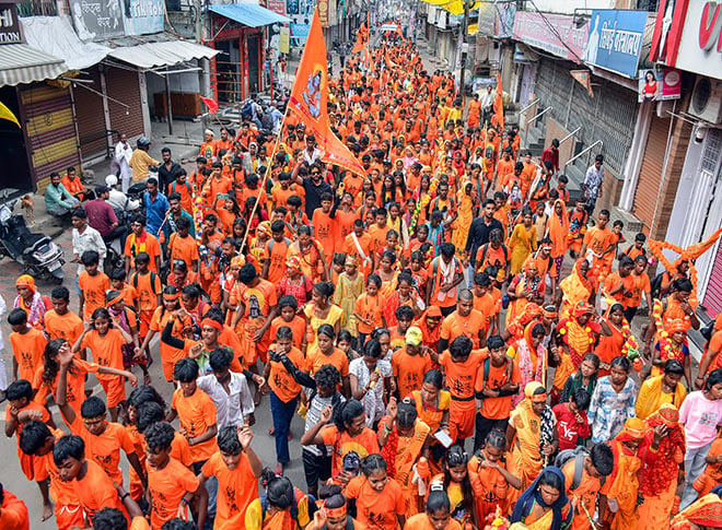 भगवान शिव की पूजा करते श्रद्धालु भगवान शिव की पूजा करते श्रद्धालु