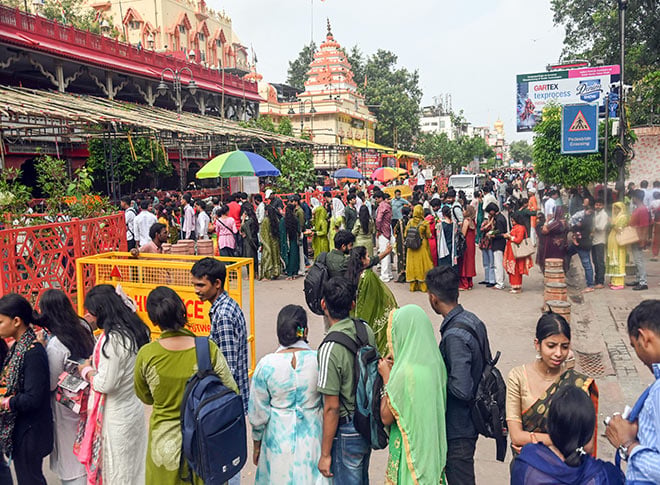 भगवान शिव की पूजा करते श्रद्धालु भगवान शिव की पूजा करते श्रद्धालु