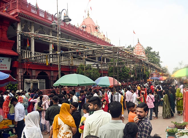 भगवान शिव की पूजा करते श्रद्धालु भगवान शिव की पूजा करते श्रद्धालु