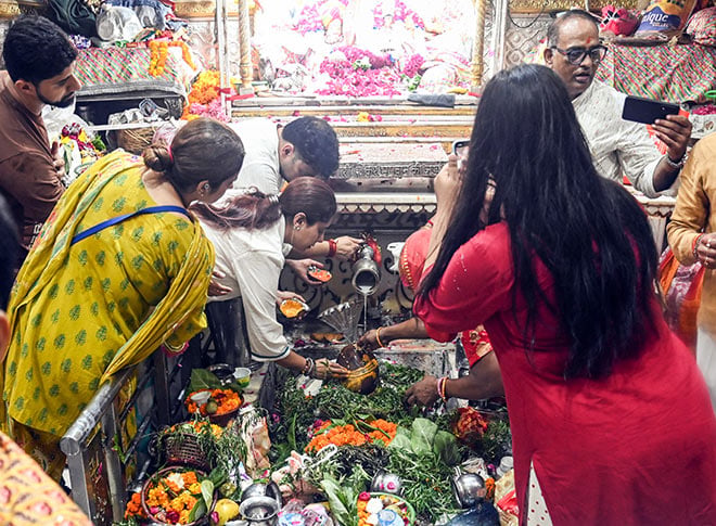 भगवान शिव की पूजा करते श्रद्धालु भगवान शिव की पूजा करते श्रद्धालु