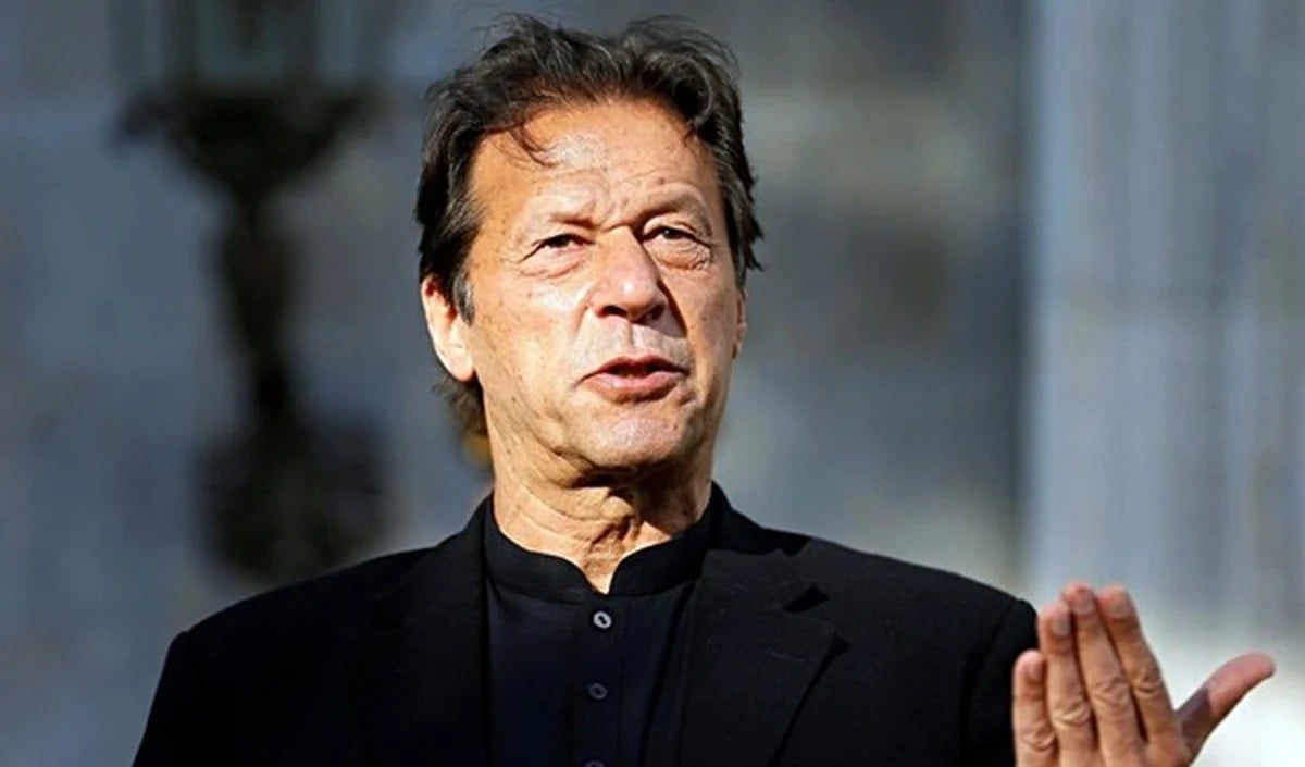Pakistan: Imran Khan की आंखों पर पट्टी, Uzma Khan का जेल में प्रताड़ना का दावा